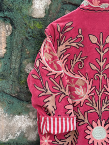 เสื้อแจ็คเก็ตกำมะหยี่สีแดงหรูหราปักลายซูซานีสำหรับผู้หญิง งานฝีมือทำมือลายดอกไม้สไตล์โบโฮ เสื้อโค้ทฤดูหนาวสไตล์ชาติพันธุ์ ขายส่งส่งออก - Product Image 3