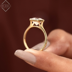 Anillo de Diamantes Solitario de Lujo con Perfil Lateral en Oro Amarillo, Anillo de Compromiso con Diseño de Tallo Dividido para Mujer, Regalo Nupcial - Product Image 3