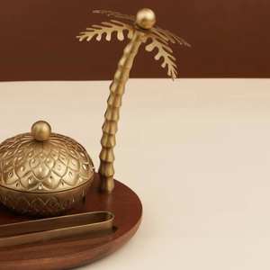Ensemble brûleur d'encens Bakhoor en laiton arabe avec décor palmier et plateau en bois - Product Image 2