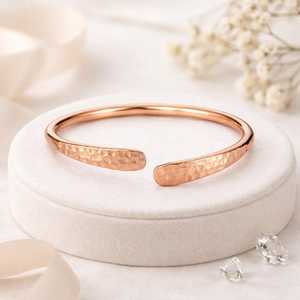 Brazalete de Cobre Puro Martillado a Mano para Mujer, Brazalete Abierto Ajustable Hecho a Mano, Joyería Rústica Minimalista - Product Image 1