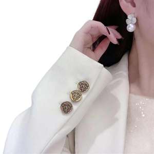 Boucles d'oreilles clous fines en perles vert paon 12-13mm, vente en gros fabricant, or 18 carats, brillance intense, qualité supérieure, boîte cadeau incluse - Product Image 5