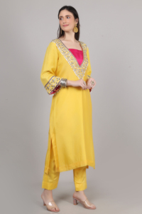 Elegante conjunto de kurta y pantalón para mujer, estilo diseñador, en colores amarillo y rosa, con adornos de cuentas y lentejuelas. - Product Image 5
