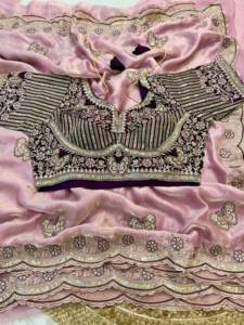 Sari en soie douce de créateur, imprimé floral, avec broderie Cutdana sur toute la surface et bordure découpée, accompagné d'un chemisier entièrement cousu. - Product Image 5