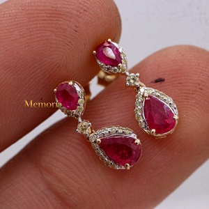 Boucles d'oreilles pendantes en or jaune massif 14 carats avec double perle de rubis naturel et halo de diamants, bijoux fins, Memoria Jewels - Product Image 6