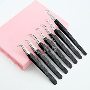 Pinzas Profesionales para Pestañas con Punta de Fibra a 90 Grados, con Agarre de Aislamiento y Tijeras para Recortar Cejas - Product Image 1