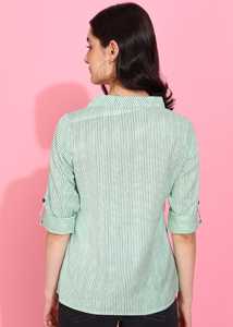 Camisa de algodón verde pistacho para mujer, con estampado de rayas flexibles, cuello camisero y mangas cortas, diseñada para un estilo casual global. - Product Image 3