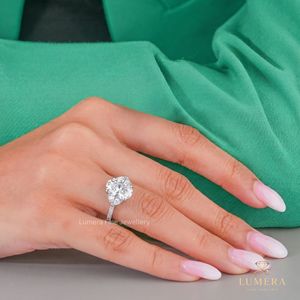 Anillo de Compromiso de Diamantes con Corte Cojín de Platino para Mujer, Certificado IGI, Estilo Clásico, Anillo de Boda con Piedras Laterales en Forma de Media Luna - Product Image 5