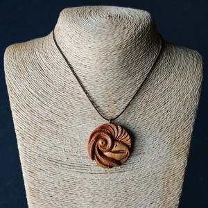 Colgante de Madera Tallado a Mano con Diseño de Pájaro en Espiral, Accesorio de Joyería Artesanal de Madera Natural - Product Image 6