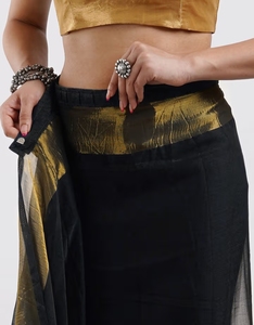 Sari KV Sanah de chifón negro listo para drapear con blusa sin coser - Product Image 2