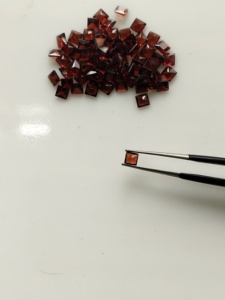 Granate Rojo Natural de 3.5MM, Corte Princesa Cuadrado, Gema Suelta de la Mejor Calidad para Joyería - Product Image 3