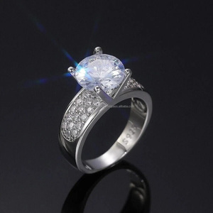 Bague de fiançailles en moissanite taille brillant ronde, en argent 925 plaqué rhodium, sertie à griffes, style classique pour femme - Product Image 2