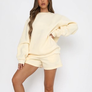 Ensemble sweat-shirt et short en molleton crème pour femmes grandes tailles, col rond, coupe ample, couleur unie, tenue décontractée en deux pièces, vêtements d'été - Product Image 1
