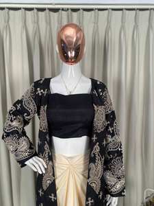 ชุดเซ็ต 3 ชิ้น สไตล์ชาติพันธุ์ ดีไซน์หรูหรา ตกแต่งด้วยงานปักดิ้น ผ้าไหมบังลอรี เสื้อแจ็คเก็ตครอปท็อป และกระโปรงผ้าเครป - Product Image 3