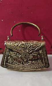 Des motifs floraux, enroulés et géométriques élaborés sont magnifiquement travaillés sur le devant, créant une pièce hautement décorative et artistique. - Product Image 4