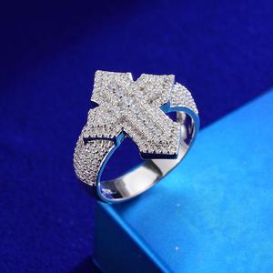 Anillo de cruz para hombre de plata 925 de lujo con diamantes cultivados en laboratorio y diseño de piedras brillantes. - Product Image 1