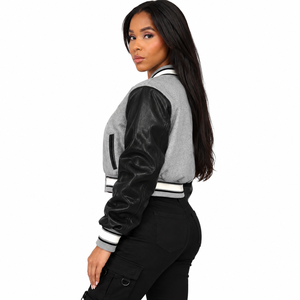 Veste universitaire personnalisée en laine grise courte, manches en similicuir noir, marque privée - Product Image 4