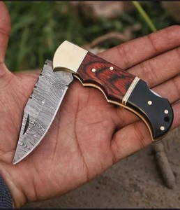 Couteau pliant artisanal en acier Damas de qualité industrielle avec manche en bois et étui en cuir pour le camping en plein air - Product Image 1
