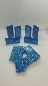 Fabrication sur mesure de jeux de dominos miniatures de haute qualité, écologiques, en résine, double six, avec boîte personnalisée en couleur. - Product Image 3