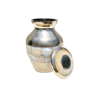 Alta calidad personalizada hecha a mano latón cremación recuerdo urna fregona incrustaciones tamaño pequeño al por mayor exportador indio para suministros funerarios - Product Image 2