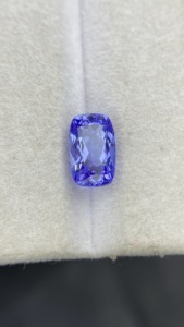 Pierre naturelle certifiée Tanzanite Long Cushion Cut, très exceptionnelle, avec une couleur et un lustre excellents, Zoisite naturelle, 1,91 carat, loupe. - Product Image 4