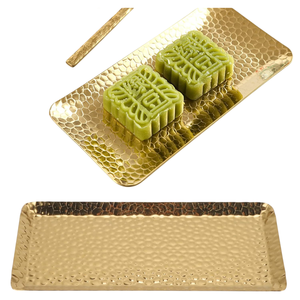 Bandeja rectangular de metal dorado martillado, plato decorativo para servir aperitivos y repostería, para decoración del hogar y restaurantes. - Product Image 1