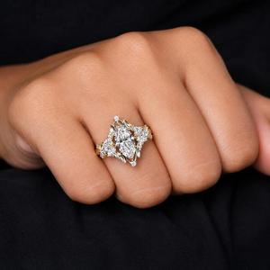 Anillo de compromiso con diamante talla marquesa en oro amarillo con piedras laterales en racimo floral, un diseño único de inspiración vintage y lujoso. - Product Image 1