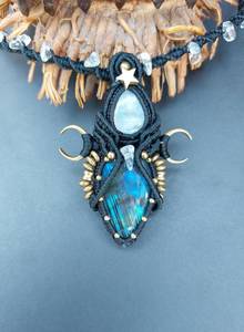Pendentif Hécate en macramé doré vintage fait main, avec sertissage clos en labradorite, pierre de lune et quartz, bijoux de sorcière et païens pour fiançailles - Product Image 5