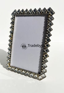 Cadre photo décoratif en métal de luxe, présentoir de table haut de gamme par Tradebyd - Product Image 2