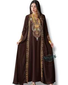 Abaya longue pour femme Awais House, en polyester brodé et perlé, couleur bordeaux, coupe modeste, manches longues, encolure cœur, faite à la main - Product Image 5