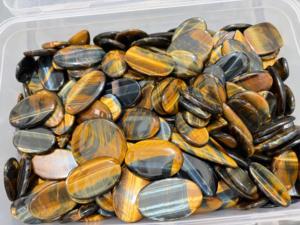 พลอยตาเสือธรรมชาติทรงรีขัดเงา พลอยตาแมวแบบเม็ดเดี่ยว - Product Image 4