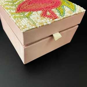B.H CRAFTS Caja de Joyería de Flamenco Hecha a Mano con Cuentas, Forma Cuadrada, Tema Animal, Decoración del Hogar, Artesanía Textil, Regalo - Product Image 3