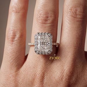 Anillo de Compromiso de Plata 925 con Diamante Cultivado en Laboratorio de Corte Radiante de 2.01CT y Banda de Tallo Dividido con Pavé para Boda y Fiesta - Product Image 5