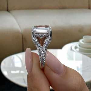 Bague Moissanite 2 carats taille émeraude avec halo et sangle fendue, en argent 925 original, bijou de mariée raffiné, cadeau pour partenaire - Product Image 3