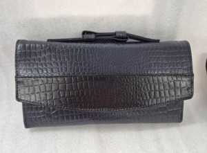 Pochette bandoulière pour femme en cuir de crocodile gaufré, résistante à l'eau, de haute qualité, avec porte-cartes et doublure en coton, ouverte - Product Image 6
