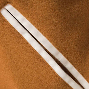 Blousons universitaires premium pour hommes, couleur unie, rembourrage en coton pour l'hiver, broderie de logo personnalisée, doublure en soie disponible pour la vente en gros - Product Image 5