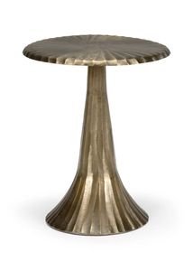 Table d'appoint en métal d'inspiration vintage avec finition vieillie et détails artistiques pour un style intérieur classique - Product Image 5