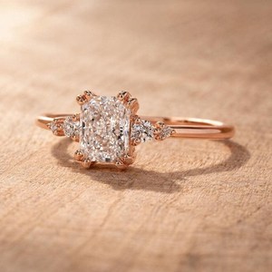 Wholesale 10K 14K 18K Solid Gold Radiant Cut Five Stone Lab Grown <b>Diamond</b> <b>Ring</b> Engagement <b>Ring</b> Prong Set Side Stone <b>Diamond</b> <b>Ring</b> - Product Image 2