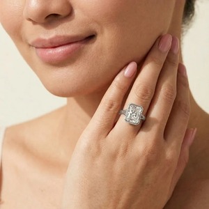 Anillo de Diamantes Solitario con Corte Radiante de 2.75 CT para Mujer en Oro Blanco, Amarillo y Rosa de 14K, Estilo Bisel, Anillo de Compromiso - Product Image 4