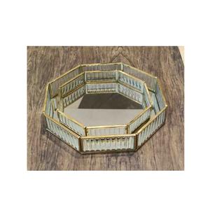 Bandeja decorativa de lujo con marco octogonal dorado y vidrio estriado para decoración del hogar y bandeja organizadora de metal de latón para bodas. - Product Image 1