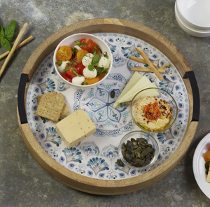 Plateau de service rond en bois de manguier personnalisé pour la décoration moderne de la maison, avec carreaux de céramique imprimés et poignées en fer noir - Product Image 1