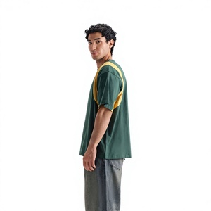 Camiseta de punto verde de manga corta para hombre con ribete en contraste amarillo, corte regular, cuello redondo, uso casual, logotipo serigrafiado frontal, suave - Product Image 6
