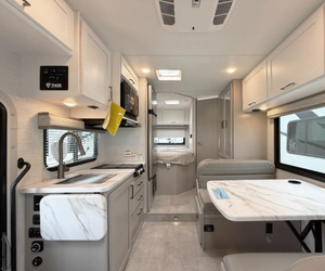 Autocaravanes de Luxe Confortables d'Occasion 2023 2024 2025 2026 T-H-O-R RV M-O-T-O-R C-O-A-C-H QUANTUM LC19 - Product Image 2