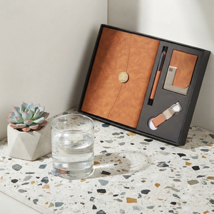 Agenda Premium con Cubierta de PU Marrón, Cierre de 3 Pliegues, Set de Regalo Ejecutivo que Incluye Bolígrafo Elegante, Tarjetero y Llavero Resistente - Product Image 4