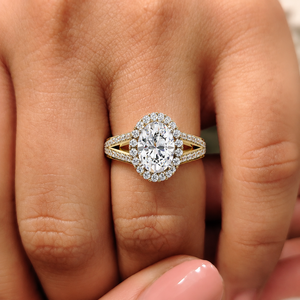 Bague de fiançailles solitaire ovale en diamant de laboratoire Halo 1,50 carat certifié IGI, en or massif 18 carats, avec bande fendue et pavé, bijoux fins - Product Image 2