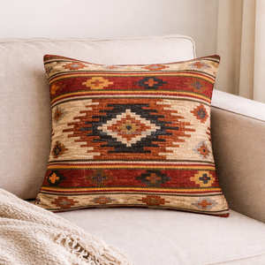 Housse de coussin décorative marocaine Kilim avec motif diamant tribal pour un décor bohème, éclectique et global - Product Image 1