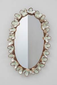 Miroir mural en métal design avec cadre d'inspiration florale pour une chambre à coucher élégante, un salon et des espaces intérieurs décoratifs - Product Image 2