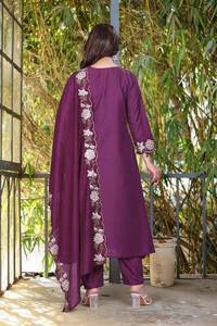 Ensemble Anarkali en rayonne douce effet flammé, brodé, col bateau évasé, manches trois quarts, avec dupatta en coton Chanderi, idéal pour les fêtes, style moderne - Product Image 3
