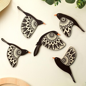 Sculpture d'oiseau artisanale en bois d'acacia Aqdus Saleem |   Art minimaliste |   Écologique et durable |   Présentoir de table |   Vente en gros - Product Image 5