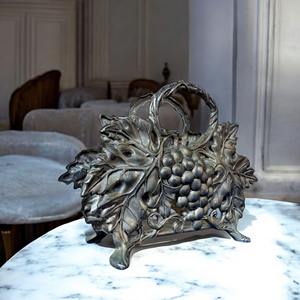 Porte-serviettes vintage à motif de raisins, parfait pour le comptoir de cuisine, la table d'appoint, la salle à manger et la décoration de la maison, provenant d'Inde - Product Image 1