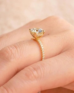 Anillo de Compromiso de Plata 925 con Moissanita de Corte Redondo, Halo Oculto y Acentos Pavé, Joyería de Boda - Product Image 6